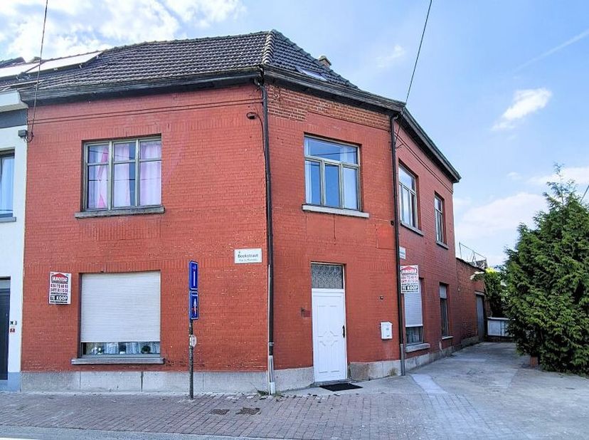 Zeer mooie hoekwoning in een rustige buurt met landelijk zicht te Ronse, omvattende o.a. op het GELIJKVLOERS: Inkomhal Voorplaats met salon 2de leefru